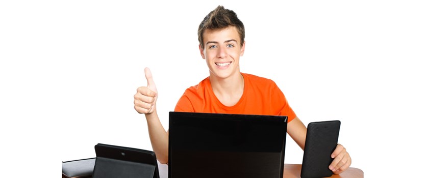 Laptops en tablets werken boeken de klas uit